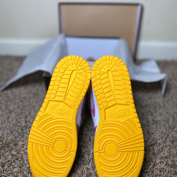 Air Jordan Retro 1 High - Picture 4 of 6